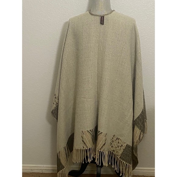 Adrienne Vittadini Reversible Herringbone fringe Shawl/Poncho One size - Picture 4 of 11